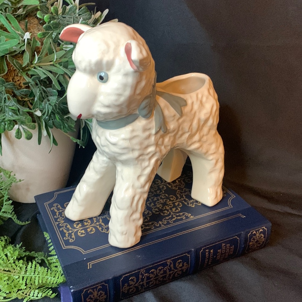 Vintage 1940’s Hull Pottery “Little Lamb” Easter / Spring planter #965 USA